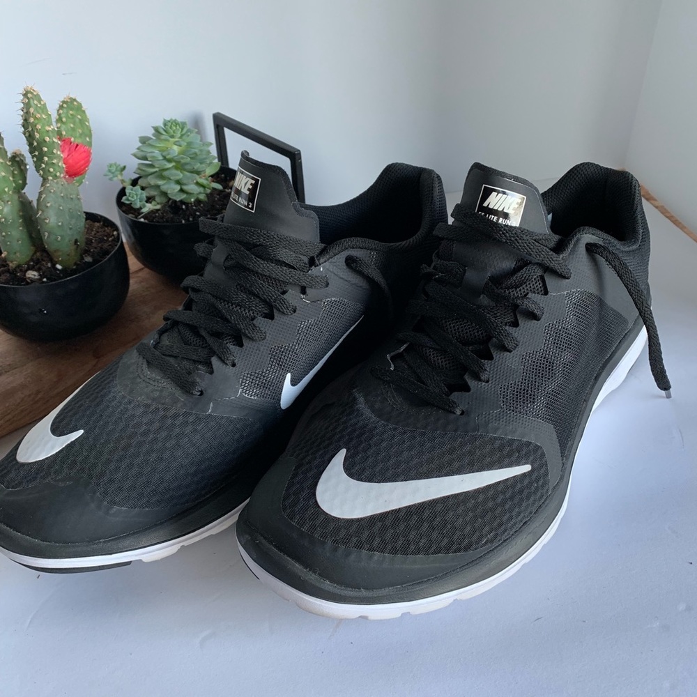 Nike fs lite 3 black tennis shoes great condition